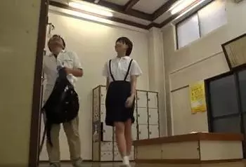 まだ子供だから&hellip;と男湯に入ってしまった膨らみかけ高学年少女が勃起した男性客に囲まれて&hellip;
