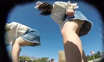 【女子高生】某遊園地で撮影された子供が見ちゃいけない盗撮動画ｗ【パンチラ盗撮】