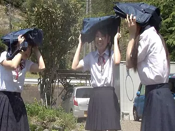 ＜女子校生＞突然の集中豪雨で&rdquo;透け濡れ&rdquo;たエロ貧乳な制服JK！肉便器となった美少女を強姦凌辱し鬼畜な中出し調教！＜野外＞