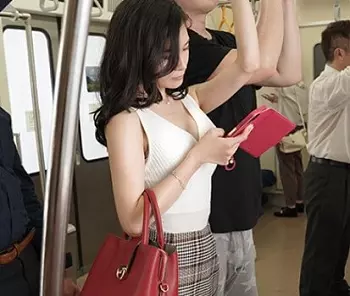 ＜熟女＞※母乳の出る熟女妻を電車の中で痴漢レイプ！輪姦される美熟女が暴漢チンポに完堕ちイキして&hellip;。＜おばさん＞