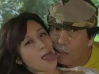 〖川上ゆう〗乳首とマンコを露わにした美魔女。監督に手マンされながら唾液だらけのディープキス