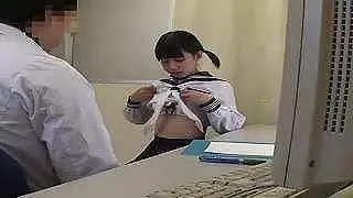 産婦人科で美少女セーラー服パイパンJKに悪徳医師が中出しセックス