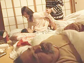 ☆エロハプニング・奇跡の合体｜母子相姦・2穴セックス・碧しの☆親子で川の字就寝中、息子兄弟のチンポがママの二穴に同時挿入
