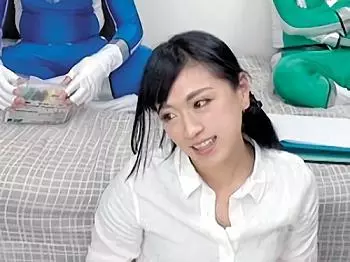 &laquo;素人ナンパ企画&raquo;『こんなのダメでしょ&hellip;ムリムリ❤』居酒屋の看板娘を先輩達と乱交で絶頂させてネットで放送♪