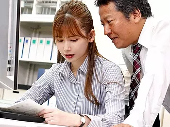 『アナル&hellip;舐めさせろ&hellip;』オフィスでセクハラする変態上司！肉便器調教に服従するエロ巨尻な貧乳OLを強姦凌辱の中出しレイプ！