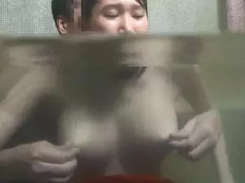 混浴温泉痴漢「ひぃぃ、乳首ダメぇぇぇ‼」水中で乳首こねくり回す鬼畜男。逃走する美女に追い込みピストンでイカセ