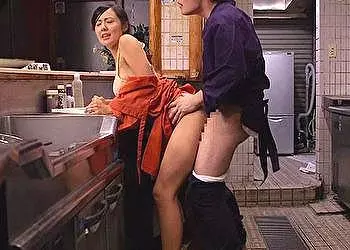 【谷口優香】居酒屋の女将さんが気弱な夫に愛想を尽かし&hellip;男気のある若い従業員と調理場でNTR性交するも&hellip;夫が寝取り返す