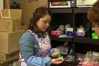 内職オバさんにアダルトグッズのアルバイトを紹介してあげたら！