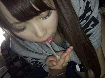 女子大生のエロギャルお姉さんが男のチンポをそっと取り出し射精するまでフェラチオする