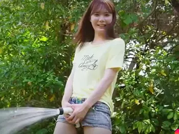 ＜miru_ノリノリ~屋外イメビ＞あはは、オシッコ・・ブラジャーしないツルペタがお誘いポーズでオナサポしちゃうエロ動画W