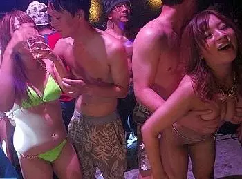 【GAL&times;キメセク】&ldquo;これ以上ムリだってばっっ！&rdquo;媚薬泡パ一リ一！泡に隠れて生中しても凄い勢いで盛り上がるGALたち！