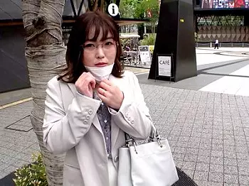 メガネのアラサー三十路で地味かわいい熟女を人妻ナンパ！痴女プレイのグラインド騎乗位で腰を振る！