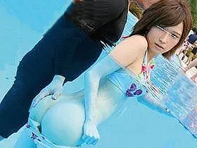 ＜チカン＞水中でイジられすぎて火が付いちゃったロリかわ美少女！変質者に誘われるままに生棒を受け入れる！