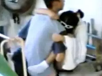 ＜個人流出＞学校でハメ撮りするビッチ女子中学生。ガチレイプっぽい無理やりSEXから&rdquo;だいしゅきホールド&rdquo;ラブラブFUCK