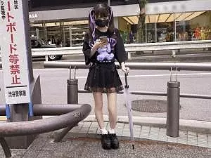 【地雷系少女】ゴシックファッションに身を包んだ家出少女！！脱がせてみると貧乳ちっぱいボディがソソり過ぎて&hellip;