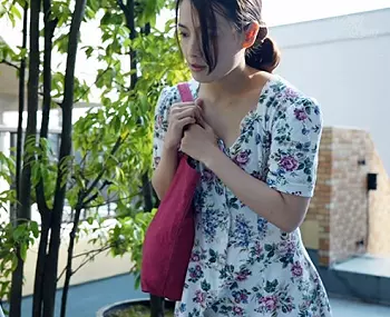 【人妻レイプ】あいさつ程度の男に脅されて・・・抵抗できない美乳妻が言いなりセックスで昇天