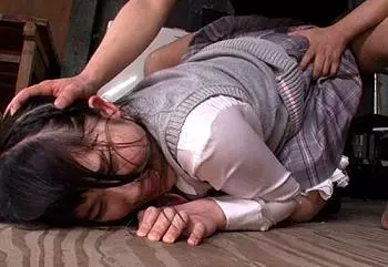 土下座して許しを乞う女！間違って侵入した敷地の家主にブチ切れされ性処理ペット肉便器性奴隷レイプされるロリ美少女制服JK！