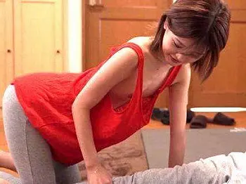 ＜ヨガの先生！＞乳首・・・見えとる！貧乳ちっぱいヨガインストラクター！胸チラに暴走モード突入！！！