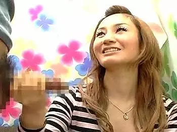 【素人】夜のお仕事してそうな派手な顔立ちのお姉さんに手コキ抜きお願いしてみた！