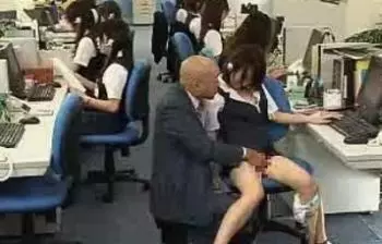 仕事中なのに上司にセクハラというか無理矢理SEXさせられるOLがエロすぎるｗｗｗ