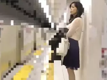 【削除注意+痴漢レイプ】『このお姉さんを強姦?』若妻っぽい娘を電車内で逆さ撮り盗撮しつつパンスト破り手マンで犯すw