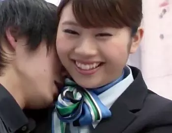笑顔の可愛いスチュワーデスさんをMM号に連れ込み初対面の男に素股を開始。そのまま口説いて本番挿入