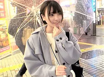 【素人ナンパ】インタビューだけじゃないの！？雨の中出会ったミニスカ微乳スレンダーJDをホテルに連れこんで黒パンスト破る男
