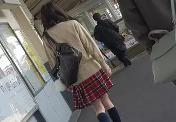 【JK痴漢】駅で見かけた可愛い女子校生のスカートの中に手を突っ込んで直接クリ責め！立てなくなるまで何度もイカせた一部始終