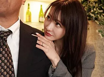 【不倫旅行】夫の愚痴を聞いてくれる優しい上司に出張先でキスと中出しを何度も求めてしまった人妻OL