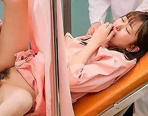 【青空ひかり】『先生&hellip;なんか挿入してます&hellip;』セクハラ検診で悶絶する清楚なOLを、鬼畜医者のチンコで執拗に攻め倒す痙攣イキ