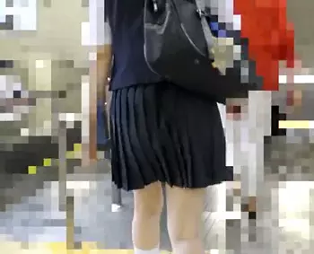 電車通学するJKに密着して痴漢レイプ！混み合う車内で少女のアナルに挿入して中出し&hellip;