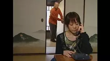 電話をしていた女は窓から侵入した男に気づかなかった!まさか!ここは二階なのだ!つまりは密室!デカチンを捻じ込まれる!