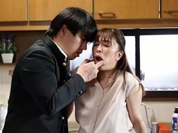 【友達の母】息子の同級生にオナニー現場を見られた美熟女お母さん&hellip;弱み握られて陵辱強姦で集団レイプされる美人母【エロドラマ