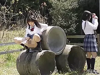 ☆エロハプニング・野ション｜恥辱・制服JK娘☆『もう我慢デキない..！』友達に見張ってもらい放尿する可愛い少女ですが..
