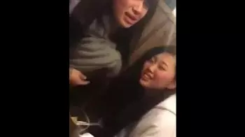 【個人撮影】居酒屋で酔って騒ぐ素人娘たちは巨乳友達のおっぱいを舐めちゃった様子が流出！？