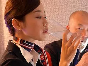 【媚薬NTR】「酔っ払ってきちゃった&hellip;」高嶺の花である超美人キャビンアテンダントにブツを盛ってみると&hellip;
