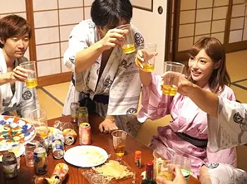 昔ヤリマンだった彼女が社員旅行で乱痴気騒ぎ⁉宴会で野球拳をし浴衣を脱ぎ男性社員の肉棒で浮気乱交するエロ問題映像！