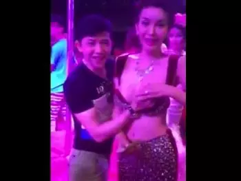 【盗撮動画】ほほ笑みの国タイでニューハーフお姉さんの生パイを弄んで喜んでチップを散在するチャイニーズ富豪達