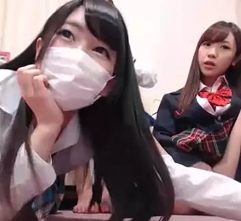 若い女子たちが制服をきてマンコを弄りながら生放送！