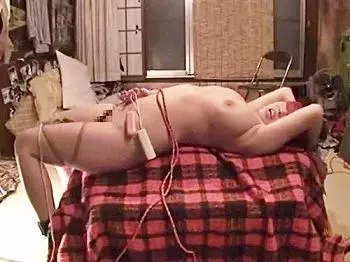 《SM調教》四畳半の狭い部屋に目隠し拘束された爆乳の三十路妻が玩具責め放置のイキ地獄でビクビク悶えながら連続絶頂アクメ♡