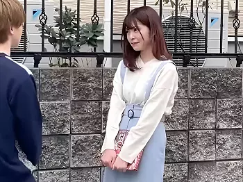 ＜素人ナンパ＞脳がトロける野外濃厚ベロチューのエロ企画！唾液まみれキスの発情した色白美少女JDに無許可中出し＜乳首責め＞