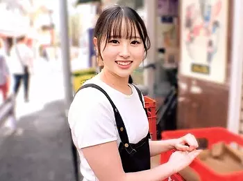 【素人ナンパ】今は仕事中なので&hellip;ゴメンナサイ///休憩中なら協力できると言うバイトJD美少女が童貞くんに剛毛まんこ見せる