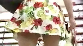 【パンチラ】日常的に巡るパンチラスポットで魅力的なスカート女子たちのしゃがんだ時のエッチな絶景を盗撮