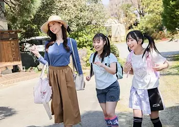 《叔母&times;姪っ子》叔母さんが年の離れた姪っ子たちにイカされまくって四十路を過ぎてレズの快感に目覚めた温泉ドキュメント！