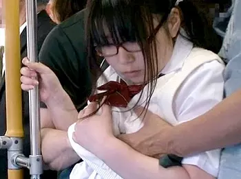 メガネ地味系の制服女子が満員バスで痴漢の餌食に・・・むっちり巨乳ボディにデカチンねじ込まれて２穴ＳＥＸで膣内射精される