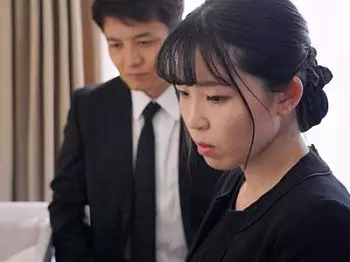【ながえスタイル&times;寝取られ】眠った夫の横で義兄に襲われる人妻！！執拗な愛撫に体は反応してしまって&hellip;！？