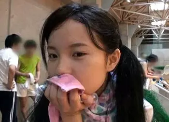 実の娘に連続フェラ抜きさせて口内射精する変態親父。精子をアイストレーに吐き出させて冷凍庫に入れてどうするのか・・