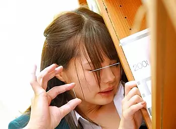 初心で可憐な乙女、痴漢されても恥ずかしくって声も出せない、でも体は正直でおまんこからは糸引く愛液べっちょり！