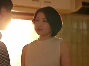 息子の友達と肉体関係を持ってしまったおばさん！若チ〇ポにハマってしまい夢中に&hellip;家に友達を招いて一線を越えてエッチする！