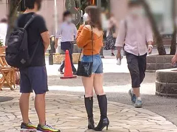 【天然美月】ロングブーツ着エロずらしハメセックスでホットパンツ美尻で美肌の美少女ギャルがエロエロ！